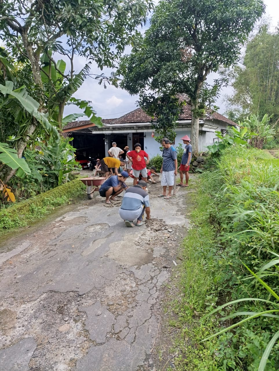 PELAKSANAAN PERBAIKAN JALAN LINGKUNGAN SECARA SWADAYA