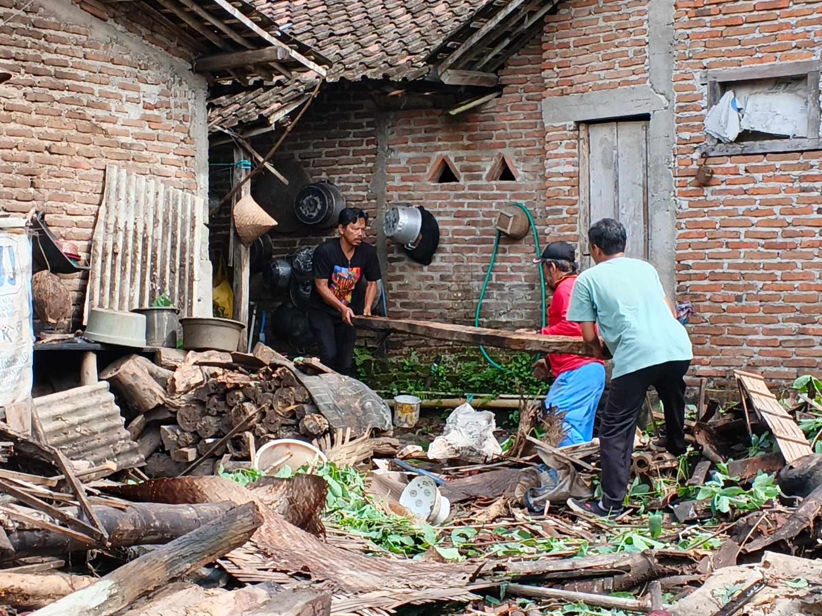 GOTONG ROYONG PERANGKAT DESA DI LINGKUNGAN 